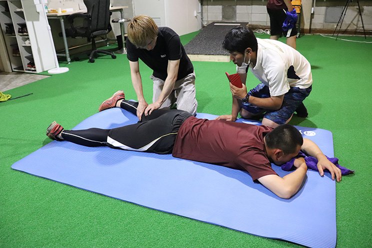 北川トレーナーの施術を習う羽鳥監督　©Yu Takagi