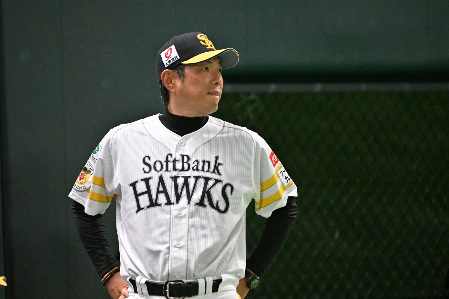 負傷した近藤を心配そうに見つめる小久保裕紀監督 ©Hideki Sugiyama