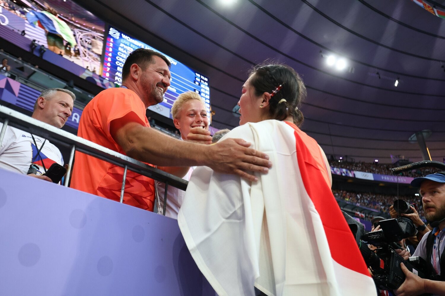 チェコ人のセケラック・コーチに金メダルを称えられる北口　©︎Ryosuke Menju / JMPA