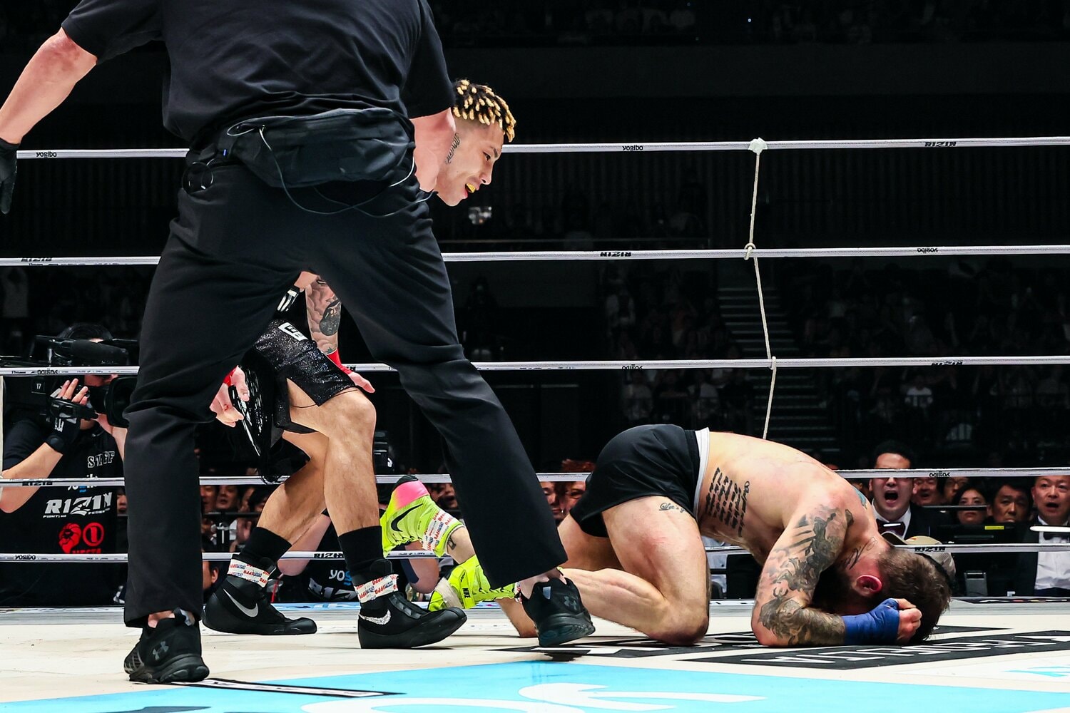 倒れたマルチネスはそのまま立ち上がれず 　©RIZIN FF Susumu Nagao