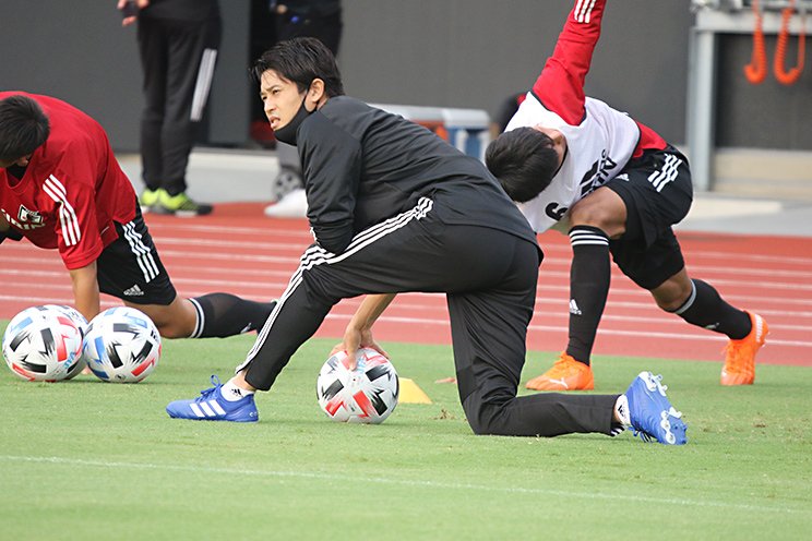 U-19日本代表候補合宿では、ラインズマンやボール拾いなど、献身的な働きが目立った　©Takahito Ando