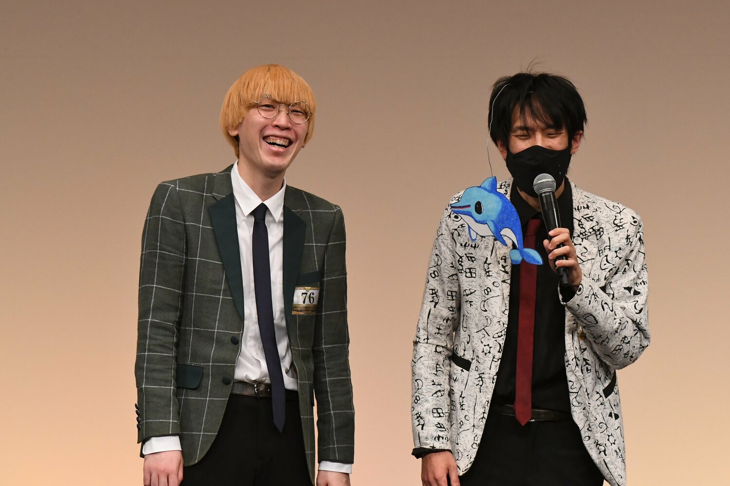 決勝進出者会見（昨年12月2日）。イルカの飾りを頭からぶら下げ、電光文字が浮かび上がるマスクで登場した川北だったが…　©M-1グランプリ事務局