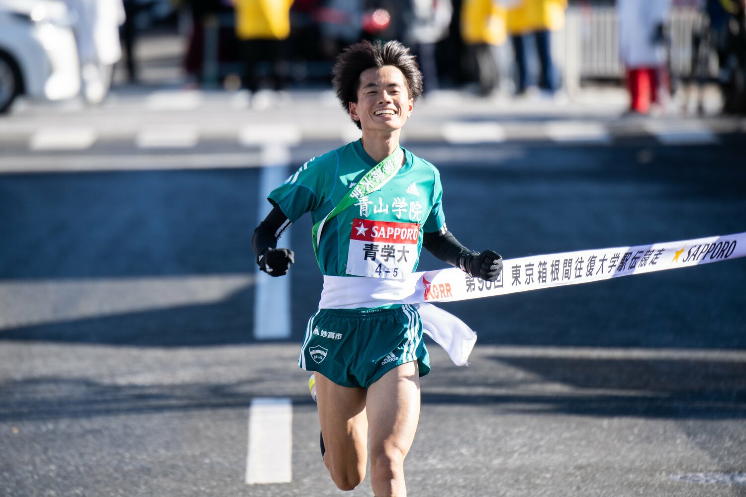 2位帝京大に2分37秒、さらに3位駒大に3分28秒の差をつけて往路Vを果たした青学大。5区を走ったのは1年生の若林宏樹だった　©Nanae Suzuki