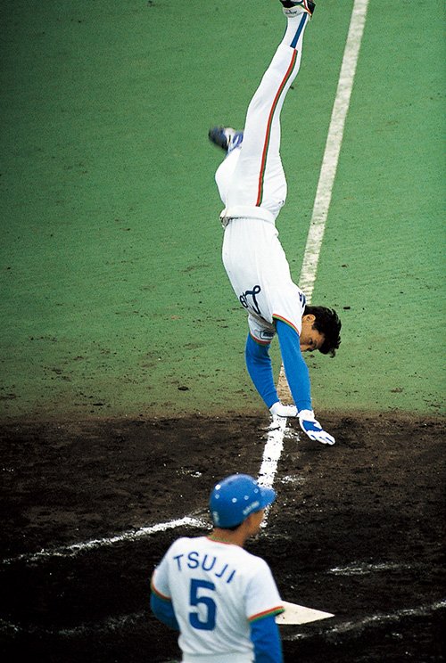 シリーズ4本塁打と爆発しMVPに輝いた秋山。第7戦でも7回裏に2点本塁打を放ち、華麗にバック宙を決めた　photograph by Masato Daito