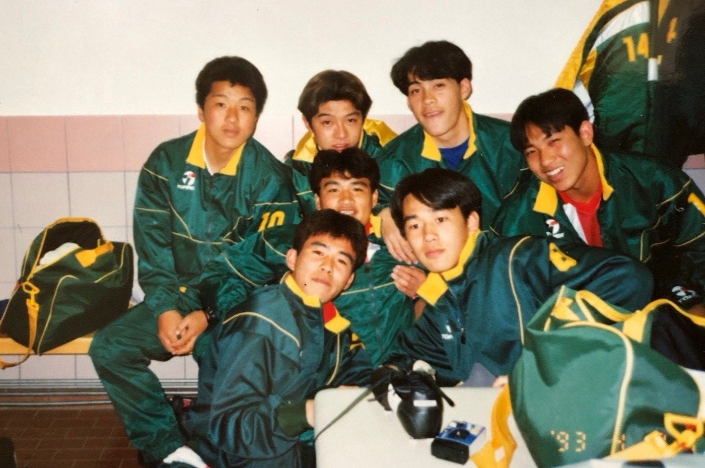 中央奥が江原さん ※本人提供