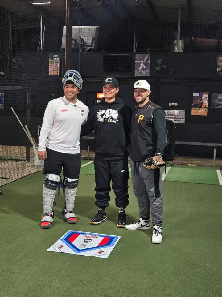 トレビーノ（左）の練習に参加した緑川さん（中央）（本人提供）　©Hiromu Midorikawa