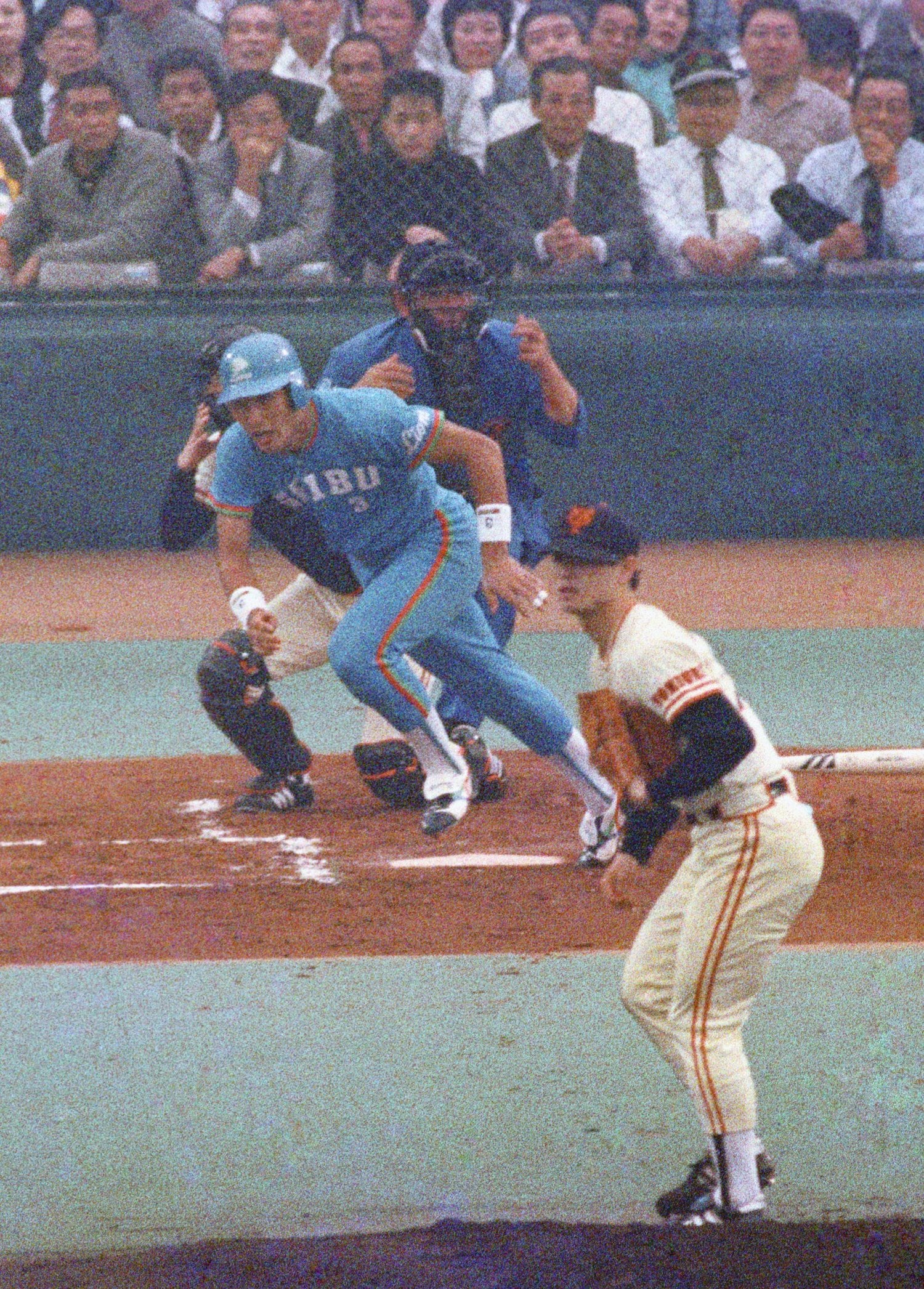 1987年の日本シリーズ第5戦で対戦する桑田（手前）と清原　©KYODO