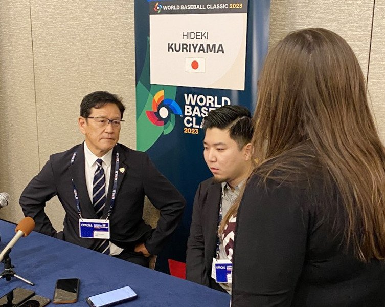 ウィンターミーティングの会場で取材に応じる栗山監督　©JIJI PRESS