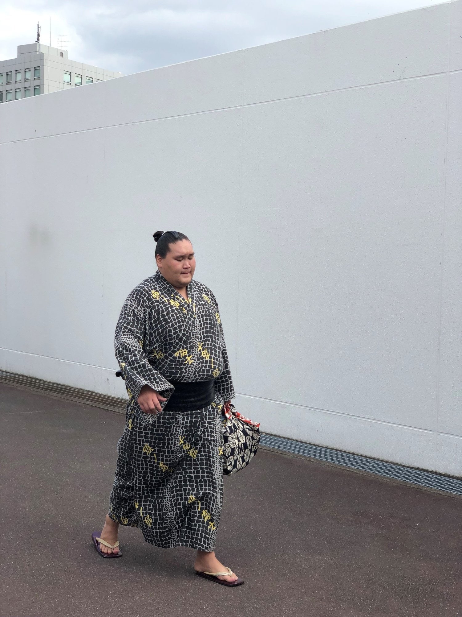 2019年の九月場所。取り組みを終え、ひとりで帰っていく照ノ富士。当時は幕下だった　©BT