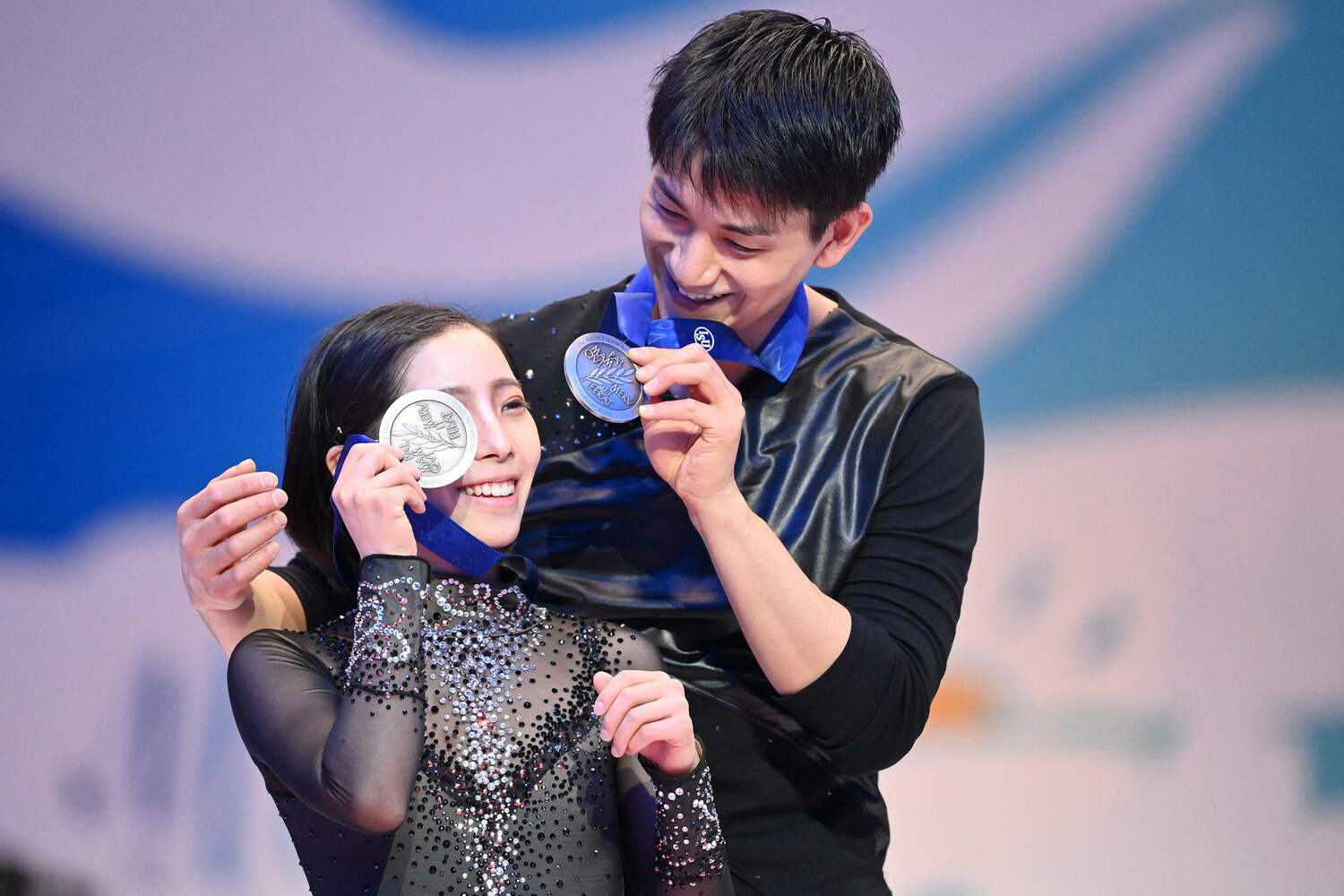 北京五輪後、2022年の世界選手権で銀メダルに喜ぶ三浦と木原　©AFLO