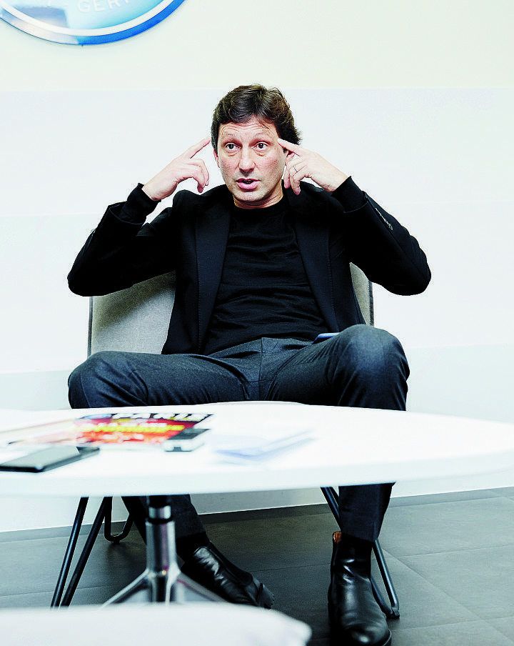 言葉の端々にクラブ運営への自信が見え隠れするレオナルドSD。今季その真価が問われる　©L’Équipe