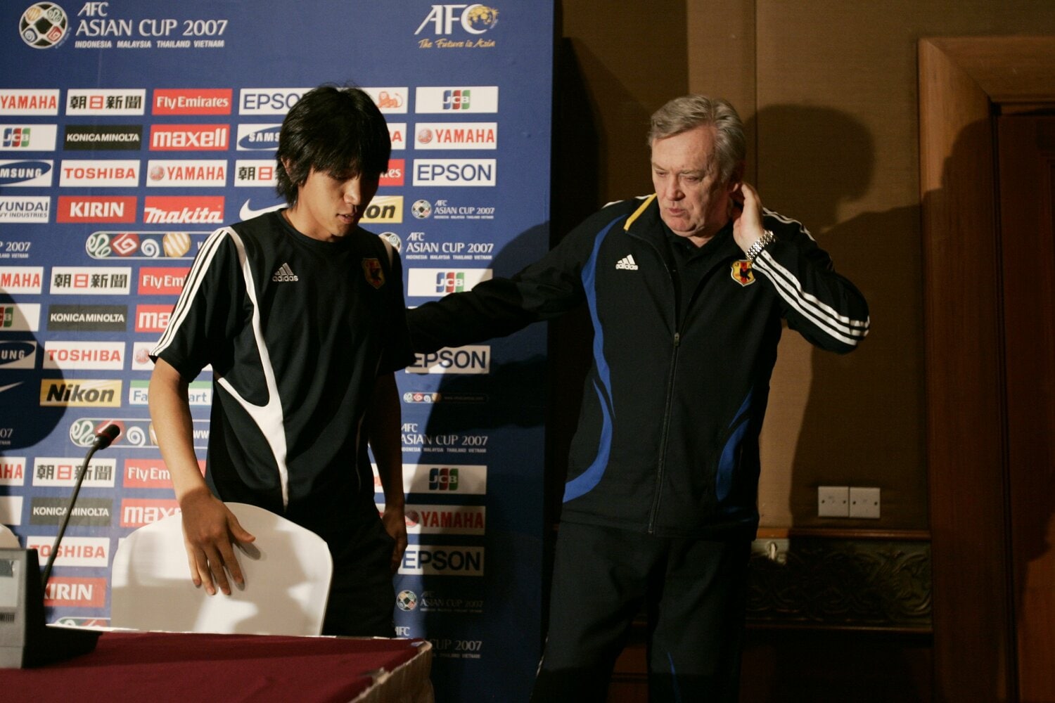 アジアカップの会見で同席した中村俊輔とオシム監督　©︎Takuya Sugiyama