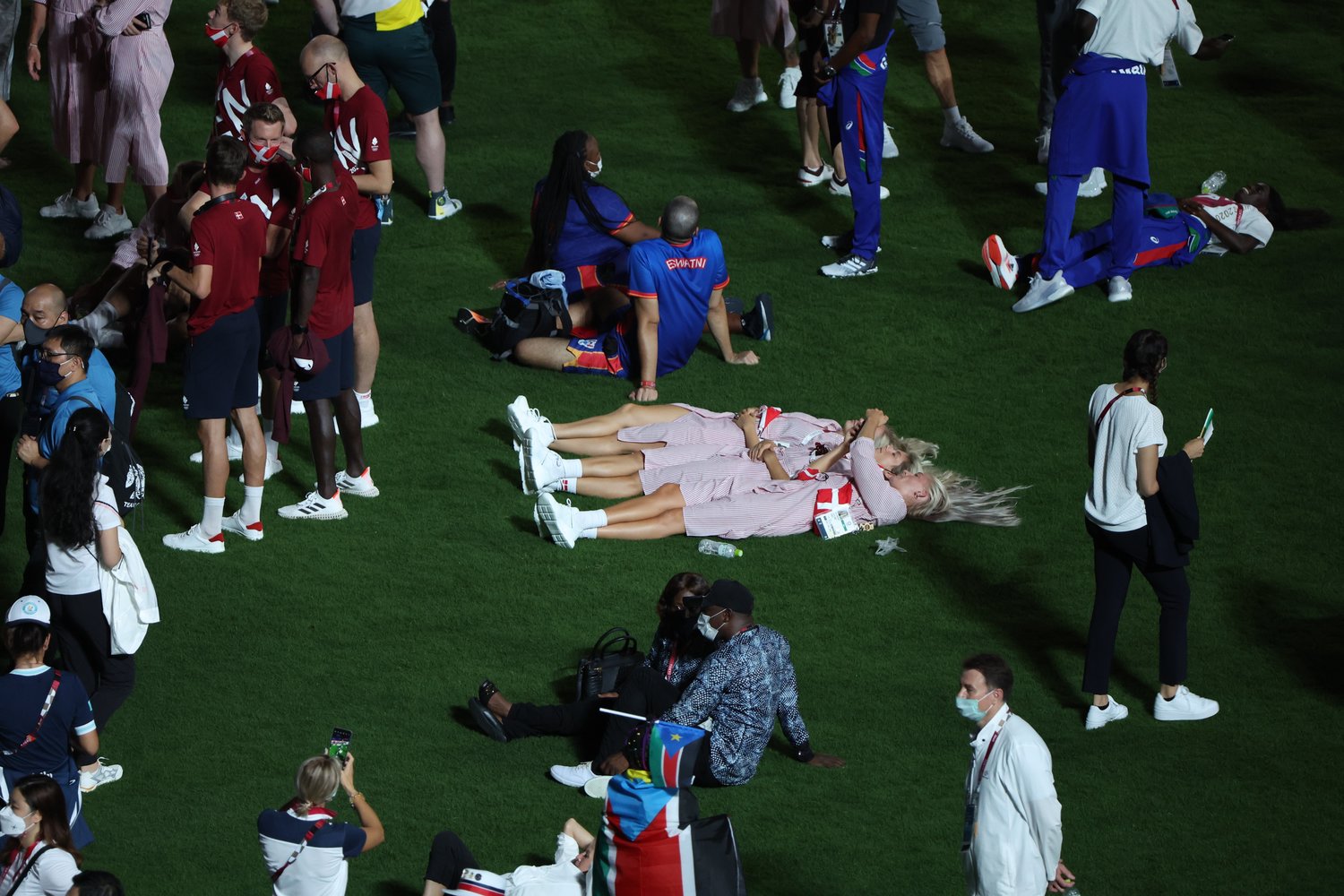 今回の閉会式、芝生で寝そべる選手たち ©JMPA