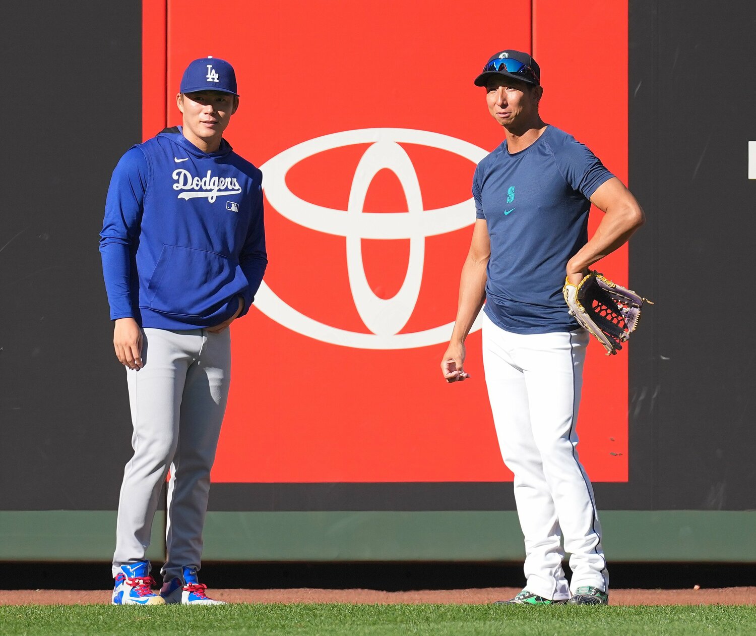 ドジャース戦前、山本由伸を談笑する福田秀平コーチ　©︎Sankei Shimbun