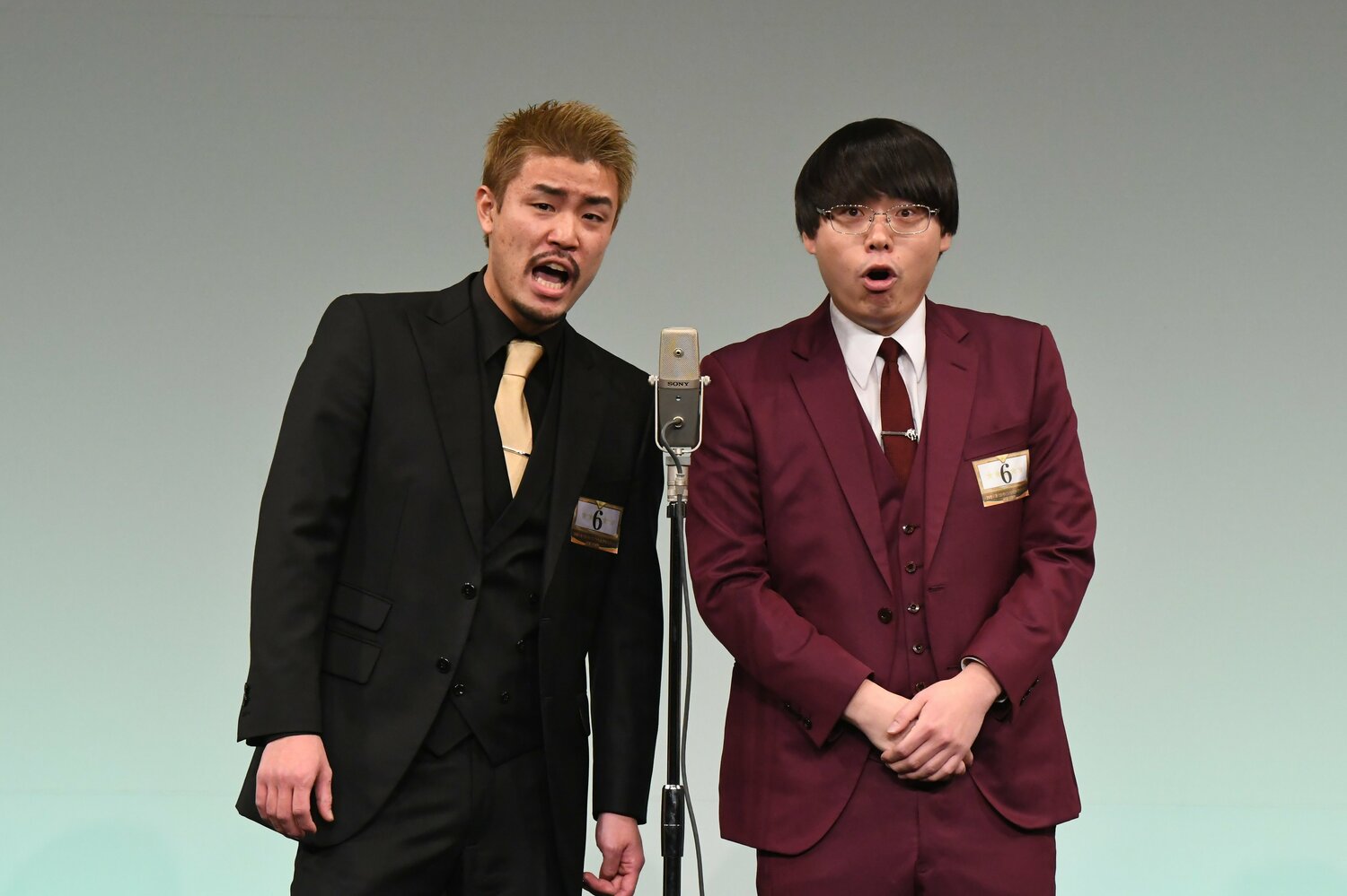 準決勝の写真。2人の胸にはエントリーナンバー「6」のシール　©M-1グランプリ事務局