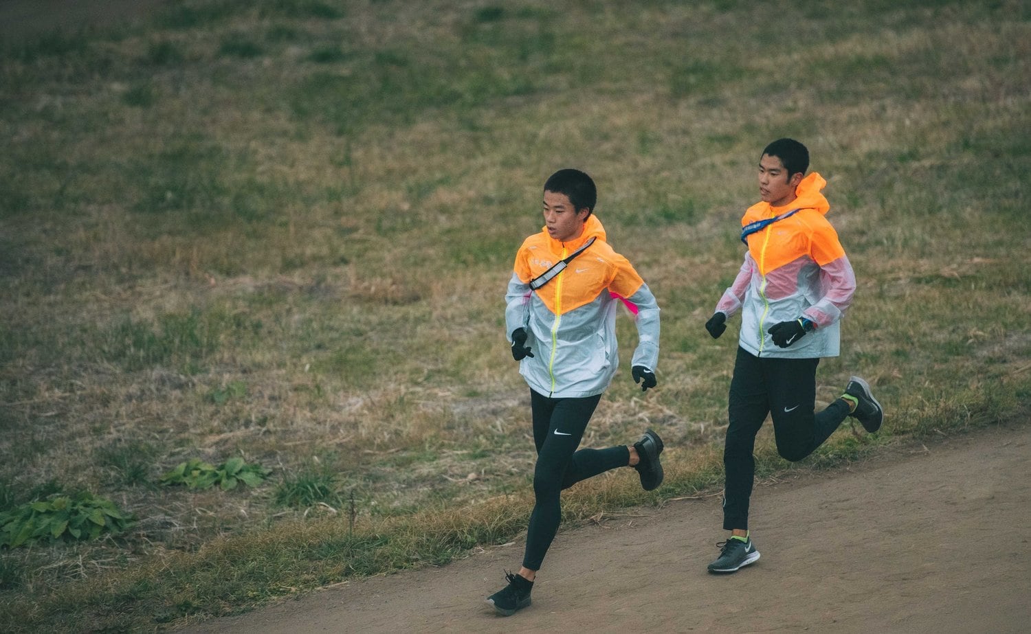 佐久長聖高校で練習する伊藤大志（右） 　©Asami Enomoto