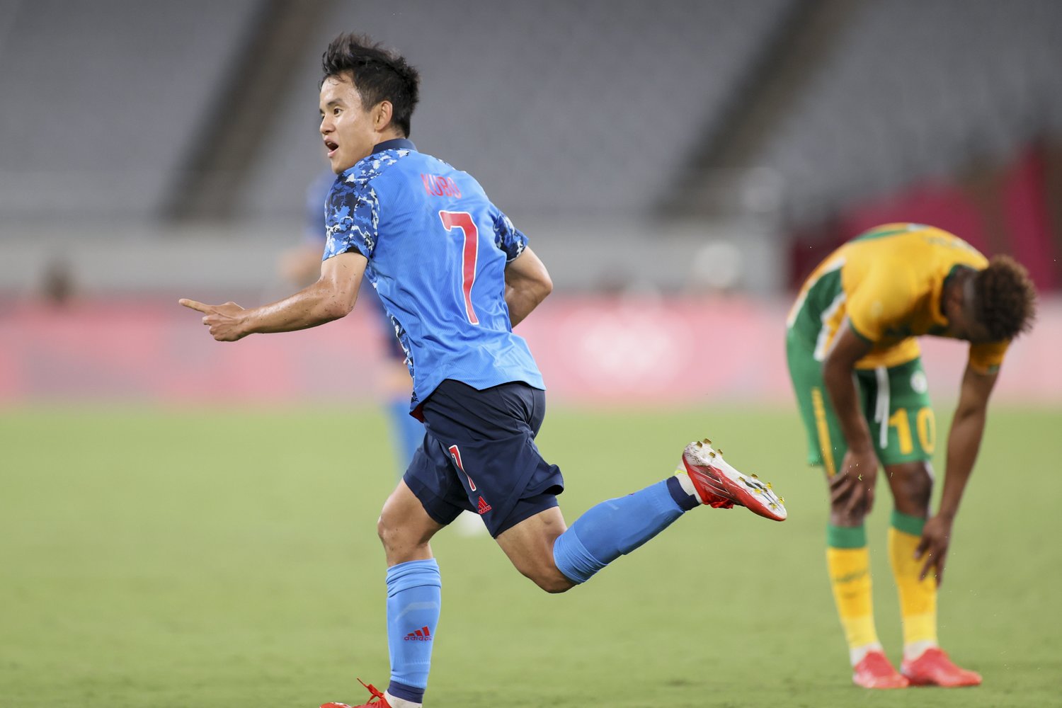 冷静なシュートとは裏腹に、得点直後はベンチに向かい感情を爆発させていた久保　©JMPA