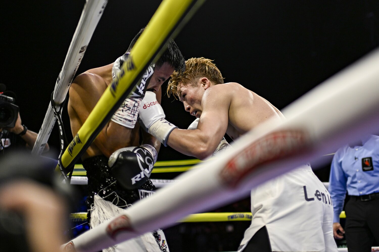 7回、連打でカルデナスを追い詰める井上　©Hiroaki Finito Yamaguchi