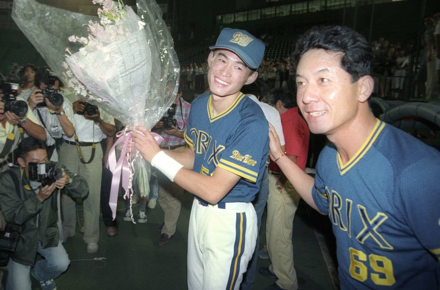 イチローを祝福する新井コーチ　©Kyodo News