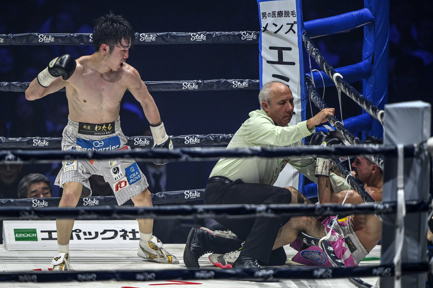 9回、寺地拳四朗は怒涛の連打でついにオラスクアガを仕留めた　©Takuya Sugiyama