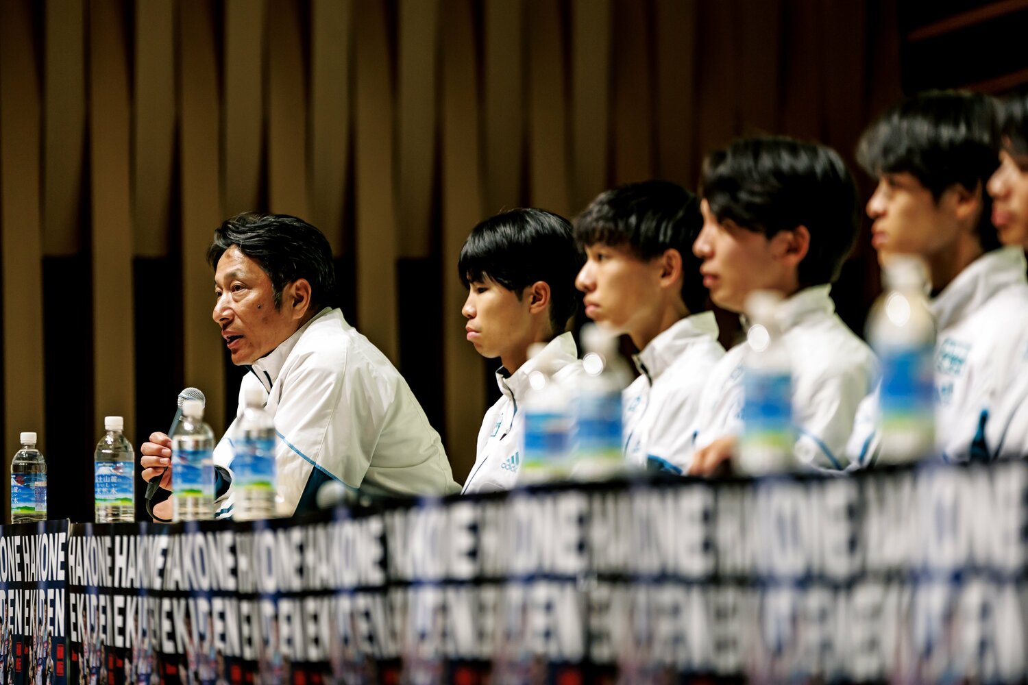 原晋監督（左端）と青学大メソッドの圧倒的な成果がマラソンでも発揮された　©Kiichi Matsumoto