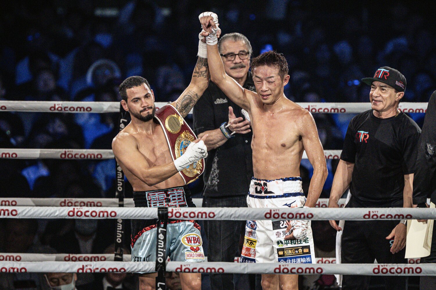 ロンドン五輪銅メダリストの清水聡に5回TKO勝ちを収めたロベイシ・ラミレス。試合後、37歳のベテランに対し、リスペクトを送った　©︎Takuya Sugiyama