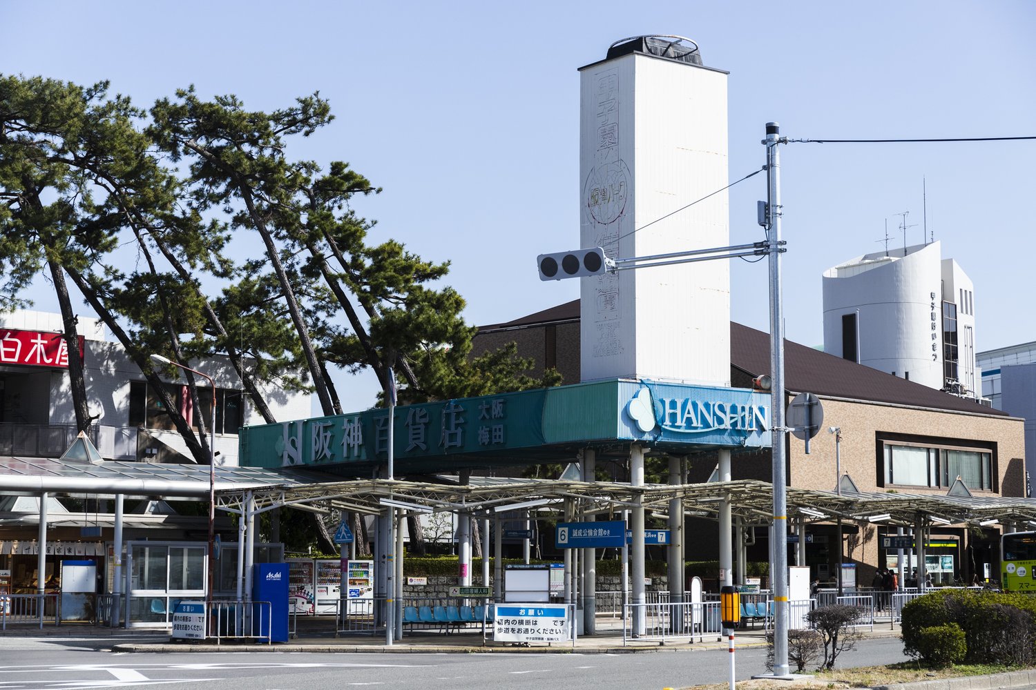 阪神百貨店の看板があり……