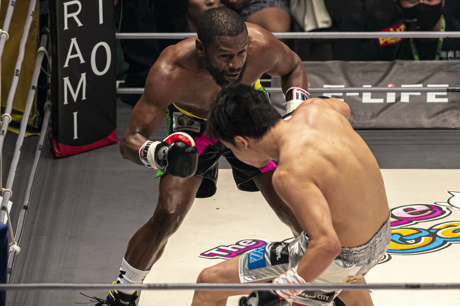 メイウェザーの右で朝倉未来がダウンした瞬間　©Takuya Sugiyama