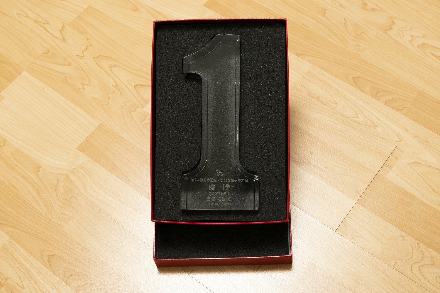 ジムには吉田祐也（GMO）が福岡国際マラソンで獲得した優勝トロフィーも