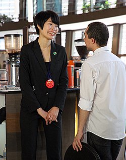 フロアを忙しく動きまわる安孫子さん。ときにはブラジル人のウェイターと談笑。