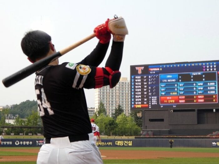 ソフトバンクにいた怪物17歳の衝撃…過酷な“韓国遠征”で大活躍していた　GM・斉藤和巳が語る“なぜ3軍を韓国へ”？ 記者が密着「ホテル到着は午前2時」＜Number Web＞ photograph by Kotaro Tajiri