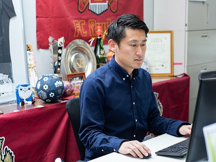 初J2・FC琉球の「新戦力」として。三上昴さんが池田純氏から学んだこと。＜Number Web＞ photograph by Sports Graphic Number