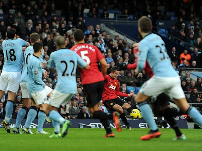 ファンペルシが土壇場で涼しい笑み。マンUvs.マンC、芸術的だった喧嘩。＜Number Web＞ photograph by Getty Images