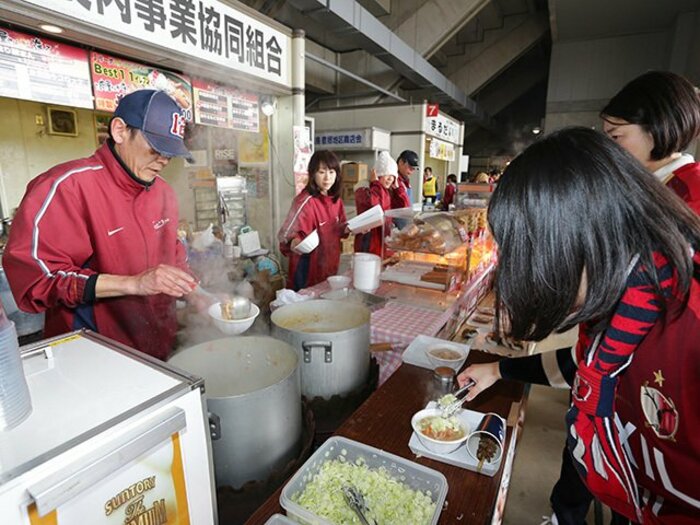 鹿島名物「食肉のモツ煮」物語。連覇の瞬間は極上の1杯とともに。＜Number Web＞ photograph by J.LEAGUE PHOTOS