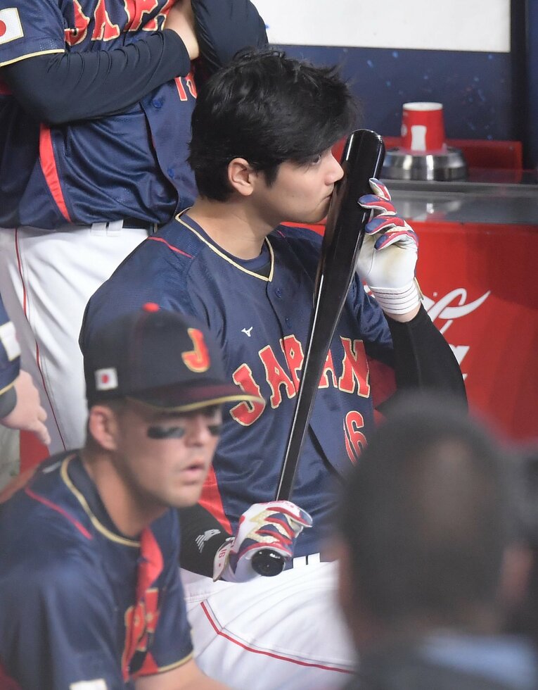 日本でチャンドラーバット初お披露目となった2023年3月、キスをするように口と鼻を近づけバットの感触を確かめる大谷（スクロールするとバットの詳細写真などがご覧になれます）　©Sankei Shimbun