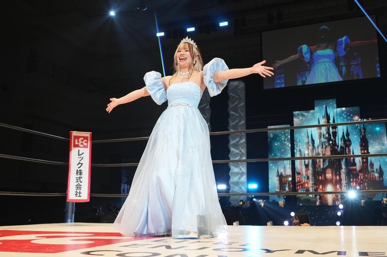 シンデレラ・トーナメント優勝のドレスを着た羽南　©Essei Hara