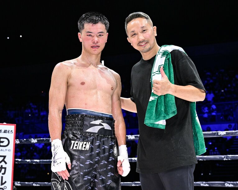 試合後の那須川天心と粟生隆寛トレーナー　©Hiroaki Yamaguchi