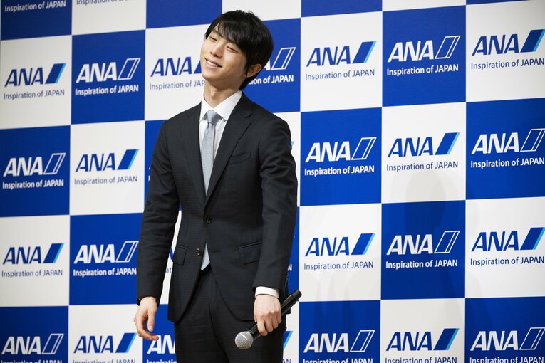 記者からポーズの無茶ぶりに微妙な表情？の羽生（次写真へ）©Asami Enomoto