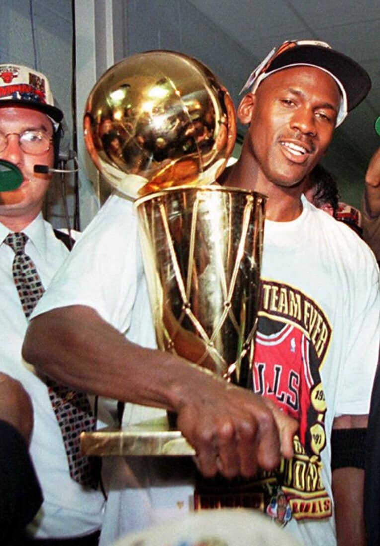 トロフィーを持ち帰ったジョーダン　©AP/AFLO