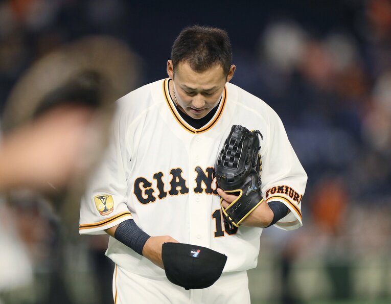 22日の本塁打後、守備につく際ファンに向かって一礼する中田。長嶋さんも大喜びだった　©JIJI PRESS