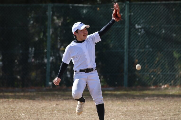 外野ノックを受ける水戸三・永山奏汰主将 ©Yuki Kashimoto