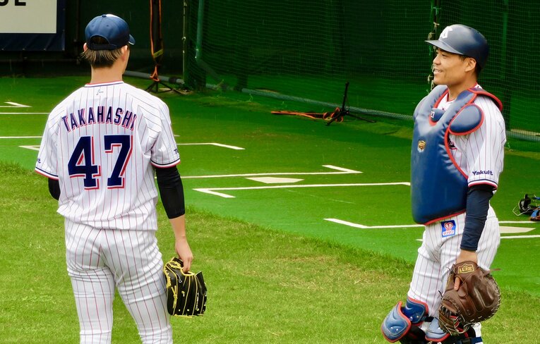 キャンプ中は高橋(左）の球をブルペンで受け、国際球対策を話し合った　©︎Haruka Sato