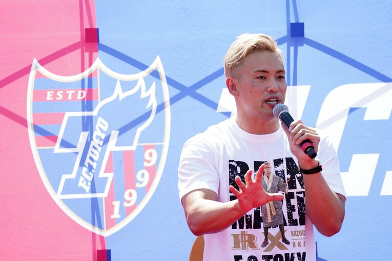 4月10日、オカダ・カズチカは味の素スタジアムで行われたFC東京vs浦和レッズに来場　©Essei Hara