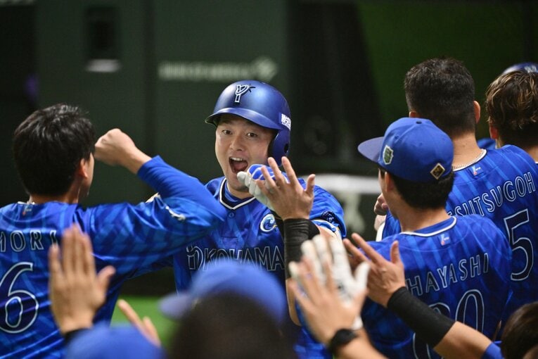 日本シリーズ第5戦、ホームランを放って喜ぶ牧秀悟　©Hideki Sugiyama