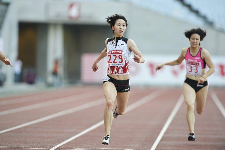 鉄平は女子100mの日本記録を持つ福島に“弟子入り”した（ｃ）Asami Enomoto