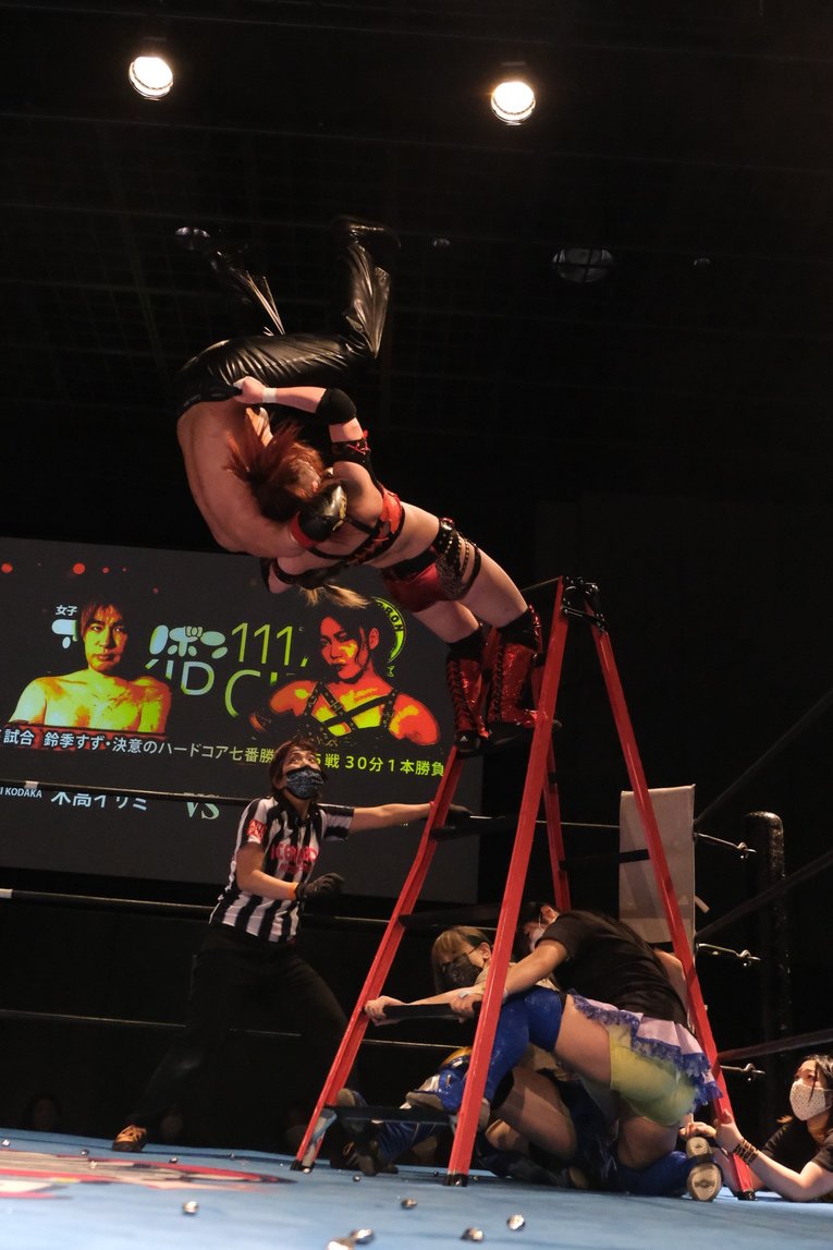 「いつか、傷だらけの背中でウェディングドレスを」 18歳の女子レスラー・鈴季すずが大流血を「嬉しい」と語る理由(25)