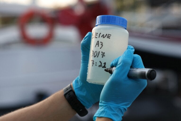 トライアスロン会場付近でセーヌ川の水質検査を行う技術者　©ABACA PRESS/JIJI PRESS