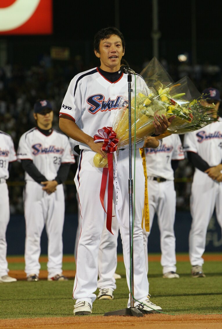 引退セレモニーで挨拶する度会さん　©︎JIJI PRESS