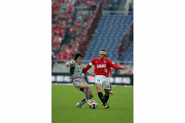 2007年、浦和・鈴木啓太と競り合う内田 ／ photograph by Toshiya Kondo