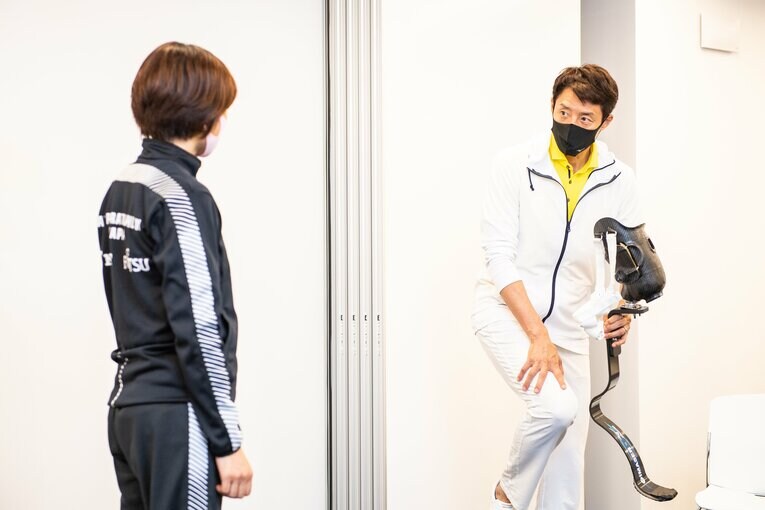 義足を脱ぐと血だらけ…“世界4位”秦由加子が松岡修造に教える「過酷すぎる」パラトライアスロンの世界(2)